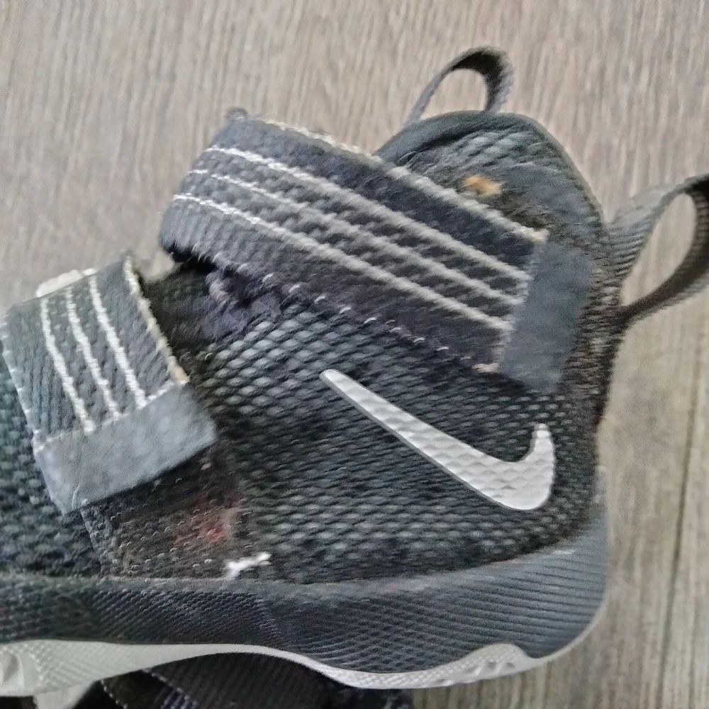 Nike lebron soldier